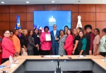 Eddy Olivares recibe reconocimiento por promover derechos laborales de la mujer